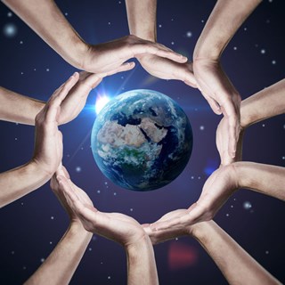 De kinderen van de Aarden verzamelen zich